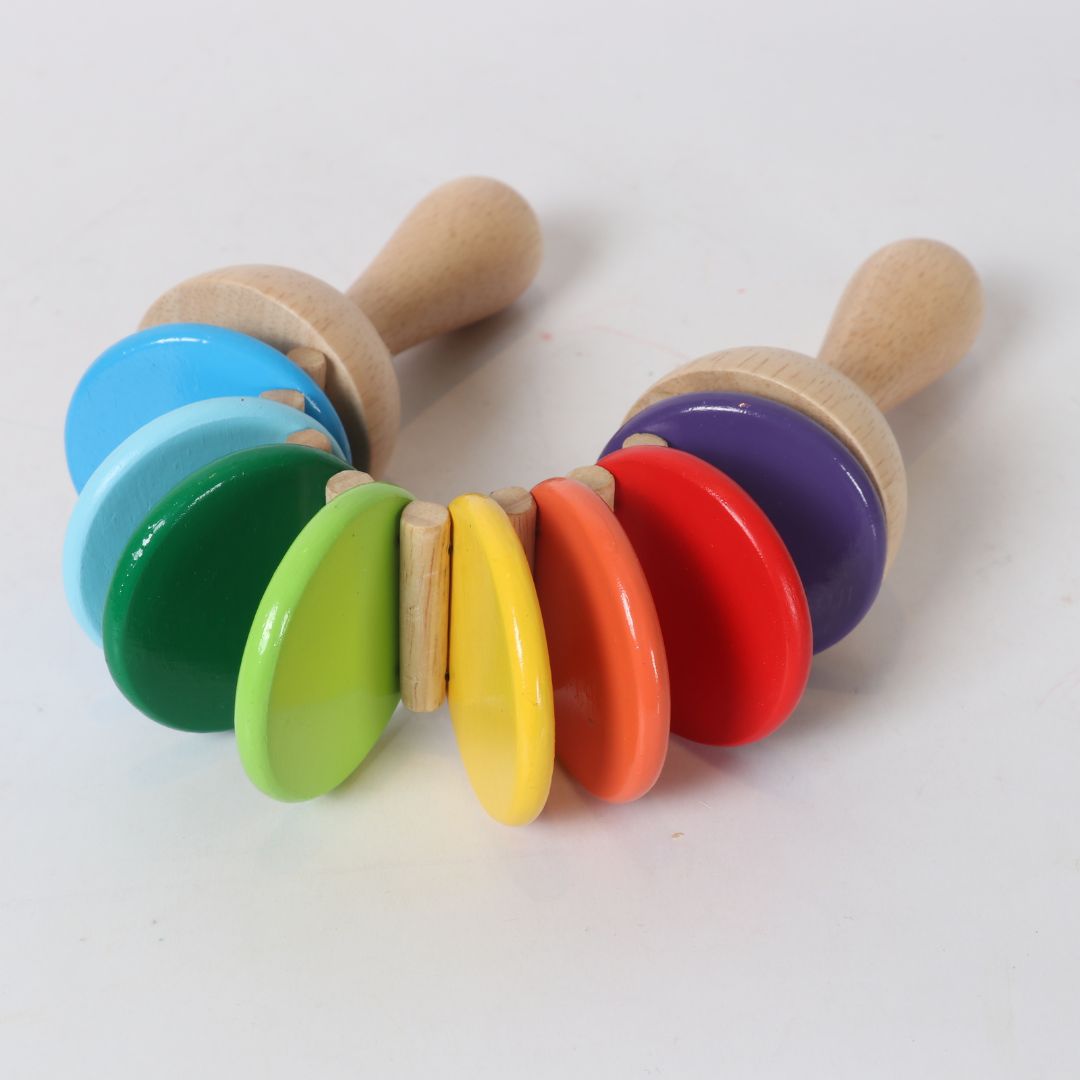 Detalle del clatter de madera BubuMagic. Material natural sostenible para juego musical infantil.