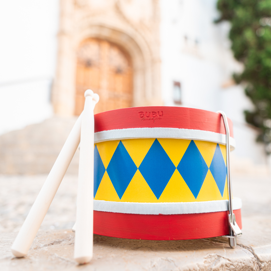 Tambor de madera Colla Vella Sitges BubuMagic. Instrumento festivo artesanal pintado a mano.
