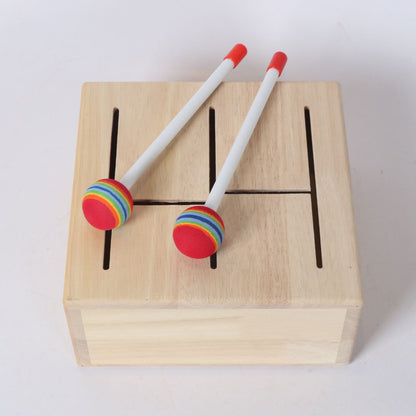 Batería de madera en formato caja BubuMagic con baquetas de colores. Instrumento musical infantil artesanal.