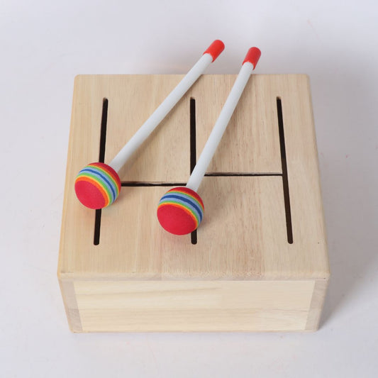 Batería de madera en formato caja BubuMagic con baquetas de colores. Instrumento musical infantil artesanal.