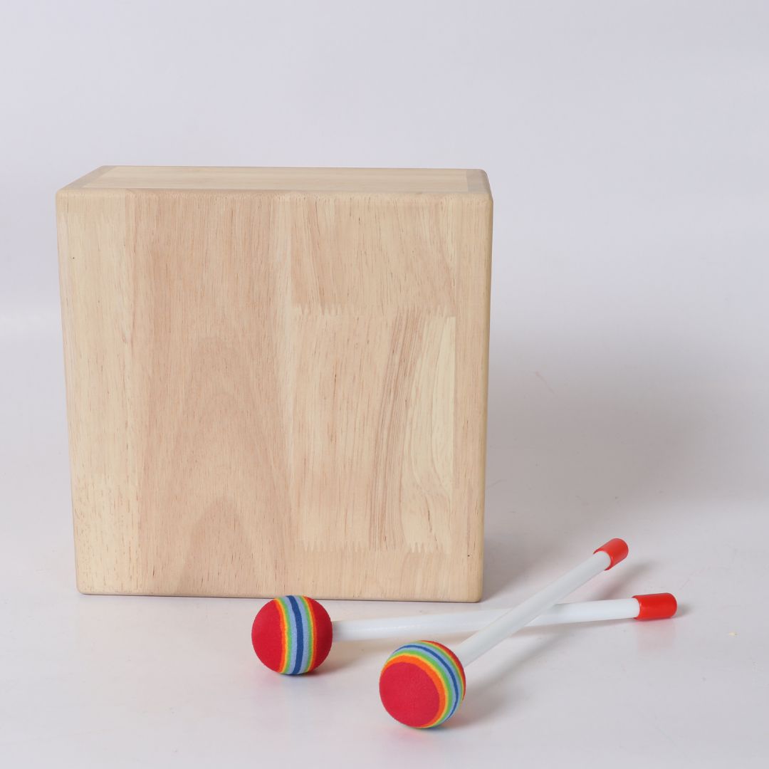 Batería de madera BubuMagic vista lateral. Juguete musical artesanal sostenible para niños.