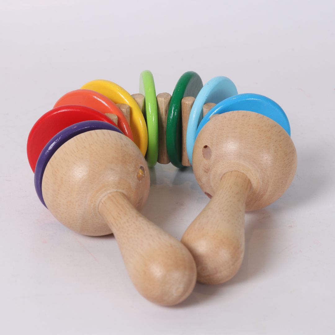 Detalle del clatter de madera BubuMagic. Material natural sostenible para juego musical infantil.