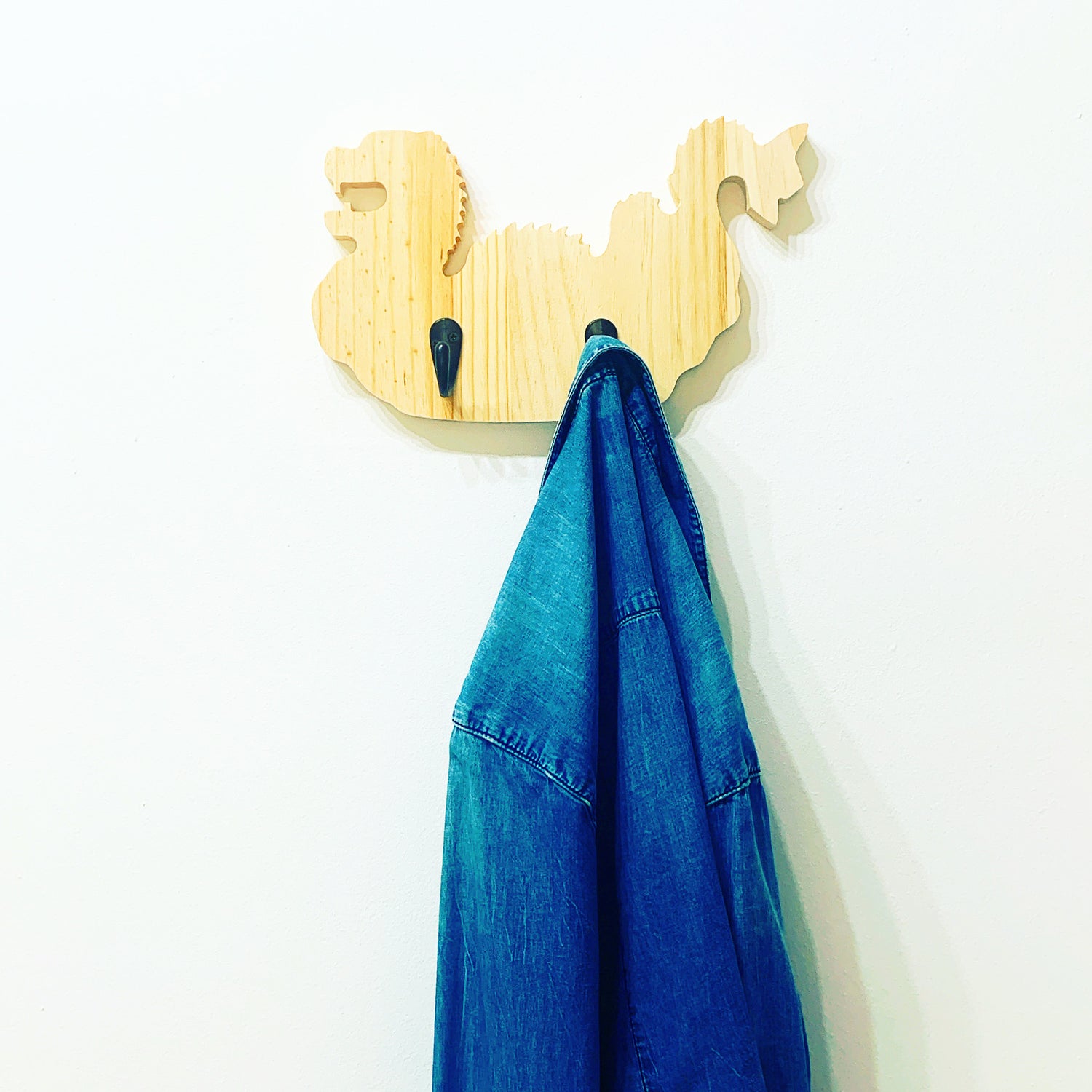 Perchero de madera Dragón de Sitges BubuMagic. Decoración infantil artesanal exclusiva.