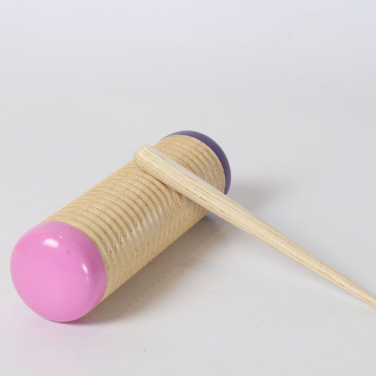 Güiro de madera BubuMagic para niños con raspador. Instrumento musical artesanal educativo.