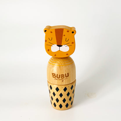 Niño jugando con animales de madera apilables BubuMagic. Juguete Montessori para motricidad fina.